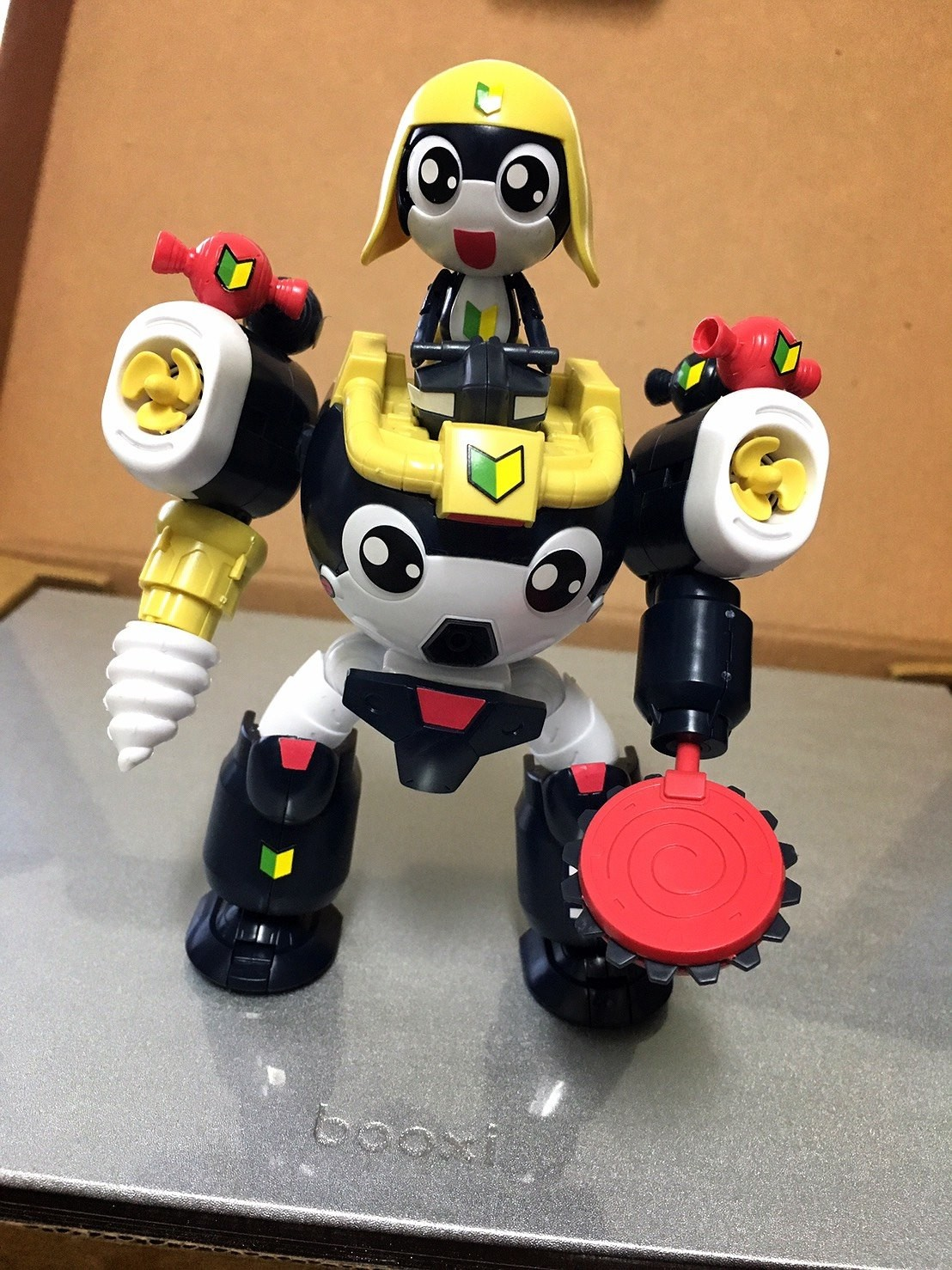 Tamama 的來由:在一部叫做《Keroro 軍曹》的動畫,裡面有一個見習的二等兵角色叫做 Tamama
照片中的模型是從 intern 畢業時收到的禮物